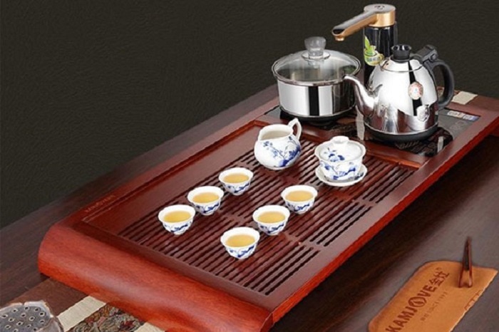 Bàn trà gỗ màu đỏ là sắc màu lý tưởng cho người mệnh Hỏa