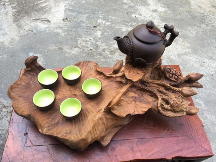 Mẫu bàn trà làm từ gỗ quý hiếm nguyên miếng được chạm khắc cẩn thận, tỉ mỉ